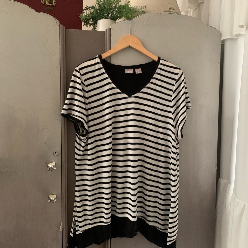 Chico's Zenergy Black & White Top